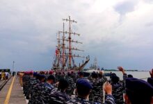 Dari Lantamal VI KRI Dewaruci dan KRI SBY-591 Berlayar Bersama Taruna AAL