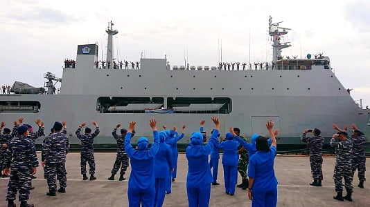 Dari Lantamal VI KRI Dewaruci dan KRI SBY-591 Berlayar Bersama Taruna AAL