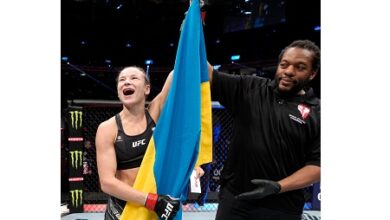 Maryna Moroz Bentangkan Bendera Ukraina di Arena UFC 272