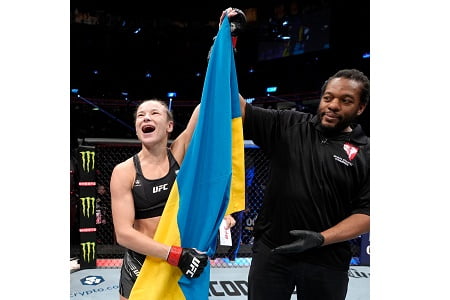 Maryna Moroz Bentangkan Bendera Ukraina di Arena UFC 272