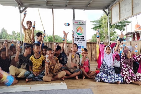 Operasi Gizi Anak Indonesia Ceriakan Anak-Anak Pemulung di Kota Makassar