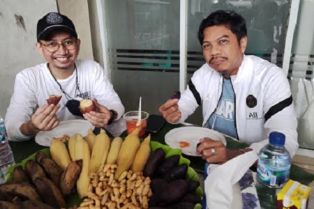Ramaikan Festival Rebus Makassar, Bapenda Turut Membagi Makanan Rebus di Jalan