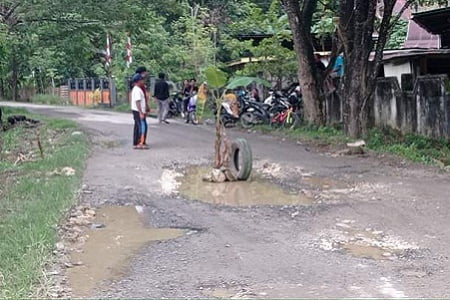 Kecewa, Warga Bone Tanam Pohon Pisang di Jalan Berlumpur