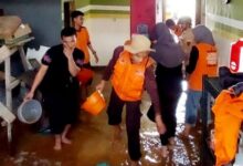 Posmat TNI AL Lampia-Pramuka Saka Bahari Bantu Warga Pasca Banjir