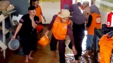 Posmat TNI AL Lampia-Pramuka Saka Bahari Bantu Warga Pasca Banjir