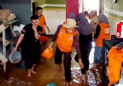 Posmat TNI AL Lampia-Pramuka Saka Bahari Bantu Warga Pasca Banjir
