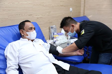Wakil Gubernur Sulawesi Tengah Ma'mun Amir mendonorkan darah di PMI Sulawesi Tengah