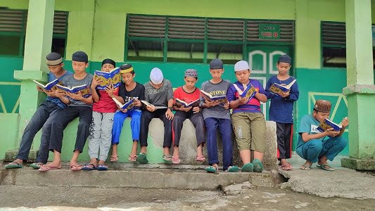Wakaf Al-Qur'an GW-ACT Dorong Semangat Pelajar di Sidrap Belajar Ilmu Agama