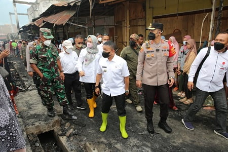 Pasar Manonda Palu Terbakar, Wali Kota Hadi Bersama Ketua Diah Langsung Turun ke Lokasi