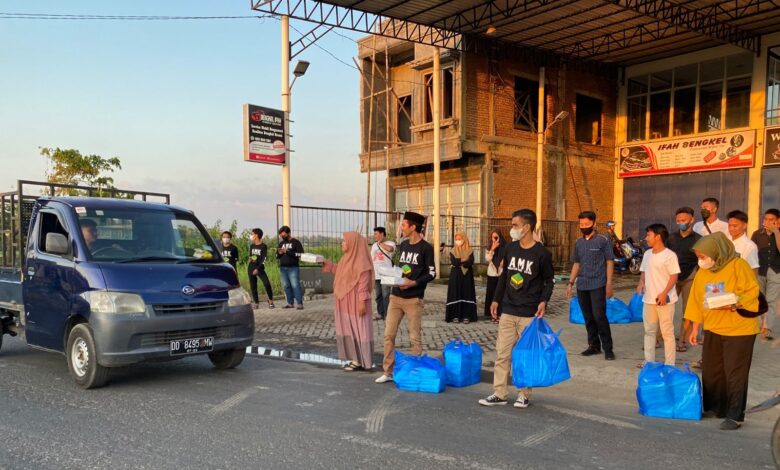 AMK Takalar Berbagi Buka Puasa Ke Pengendara di Galesong