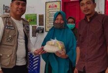 Jelang Hari Raya Idul Fitri Pemerintah Kecamatan Tanete Riattang Bagikan Ratusan Paket Sembako