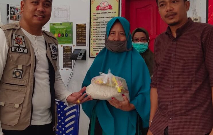 Jelang Hari Raya Idul Fitri Pemerintah Kecamatan Tanete Riattang Bagikan Ratusan Paket Sembako