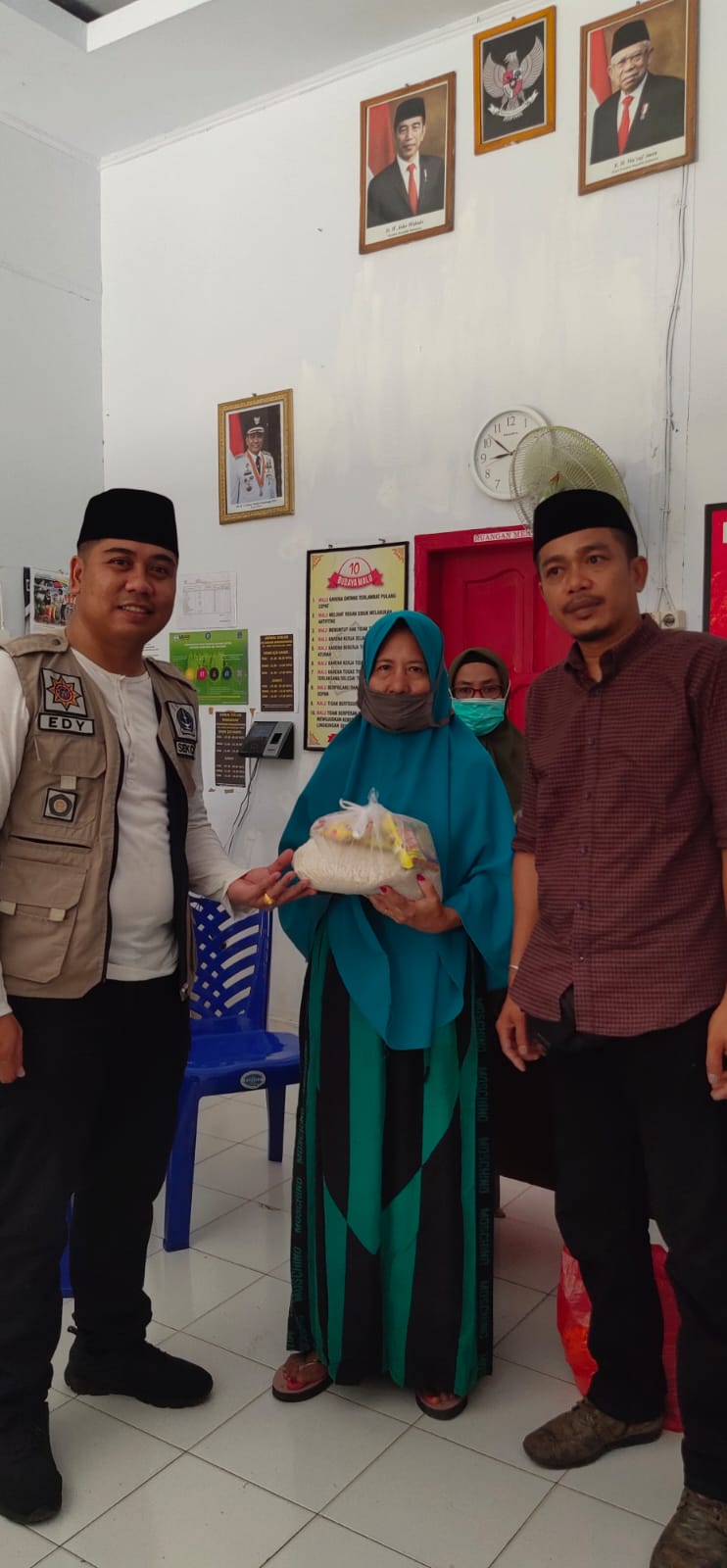 Jelang Hari Raya Idul Fitri Pemerintah Kecamatan Tanete Riattang Bagikan Ratusan Paket Sembako