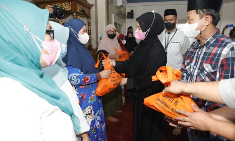 Silaturahim Di Masjid Awaluddin dan Masjid Nurul Amin, Fatmawati Rusdi Serahkan Zakat Pribadinya Kepada Warga Yang Berhak