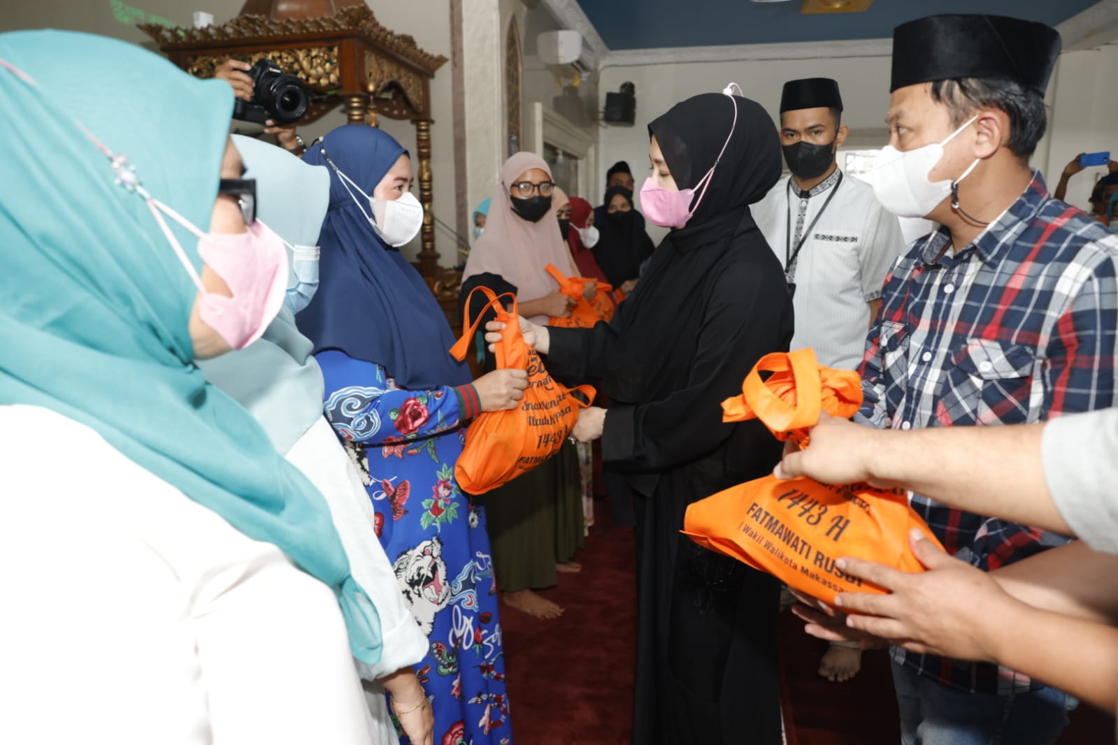 Silaturahim Di Masjid Awaluddin dan Masjid Nurul Amin, Fatmawati Rusdi Serahkan Zakat Pribadinya Kepada Warga Yang Berhak