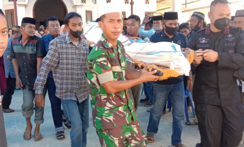 Berduka Cita Danyon C Pelopor Usung Keranda Wartawan Bone ke Tempat Peristirahatan Terakhirnya