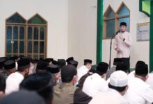 Obati Kerinduan kepada Masyarakat, Bupati Gowa Shalat Tawarih di Biringbulu