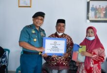 Danlantamal VI Makassar Serahkan Tali Asih dari Kasal Kepada Keluarga Almarhum Muhammad Ikbal