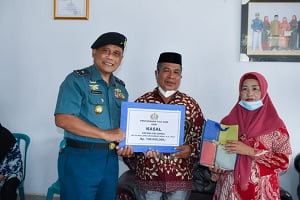 Danlantamal VI Makassar Serahkan Tali Asih dari Kasal Kepada Keluarga Almarhum Muhammad Ikbal