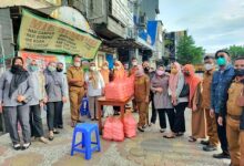 Dharma Wanita Dinas Pertanahan Kota Makassar Bagikan Paket Makanan Buka Puasa