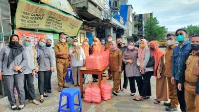 Dharma Wanita Dinas Pertanahan Kota Makassar Bagikan Paket Makanan Buka Puasa