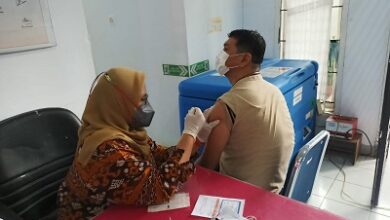 Dinkes Makassar Genjot Vaksinasi Lansia dari Rumah ke Rumah