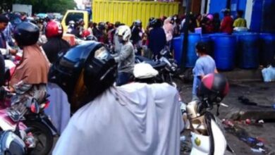 Hari Pertama Puasa, Emak-emak di Makassar Terpaksa Mangantre Beli Minyak Goreng Curah