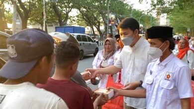 Pengurus Gerindra Makassar Berbagi Takjil ke Masyarakat