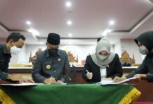 Gubernur dan Ketua DPRD Sulsel Teken Persetujuan Bersama 3 Rancangan Perda