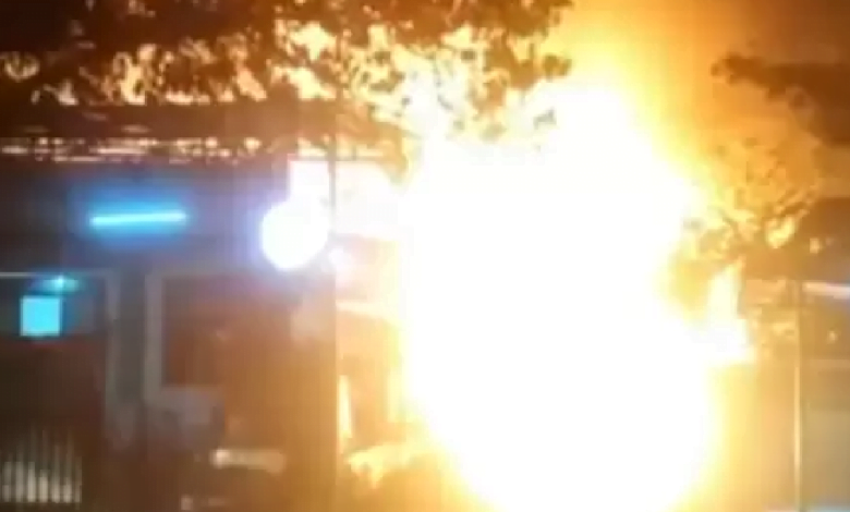 Gudang Cat Terbakar, Damkar Butuh Waktu 6 Jam Untuk Pendinginan