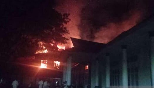 Kantor Bupati Halmahera Selatan Terbakar, Bagian Atap Hangus