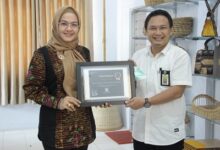 Ketua Dekranasda Kota Palu Terima Penghargaan Bidang UMKM dari DJKN