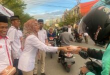 Legislator Gerindra Berbagi Takjil kepada Masyarakat di Jalan