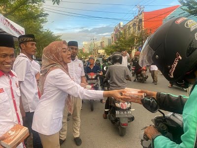 Legislator Gerindra Berbagi Takjil kepada Masyarakat di Jalan