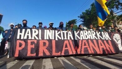 Di Surabaya, Mahasiswa Unjuk Rasa Pelesetkan Nawacita Jokowi Jadi Dukacita