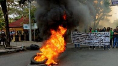 Tolak Presiden 3 Periode, Mahasiswa UIN Makassar Demonstrasi Tutup Jalan dan Bakar Ban