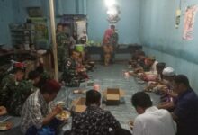 Warga Kampung Skouw Sae Undang Satgas Pamtas Yonif 711/RKS Berbuka Puasa Bersama