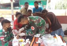 Satgas TNI Bantu Obati Masyarakat di Pos Perbatasan RI-PNG