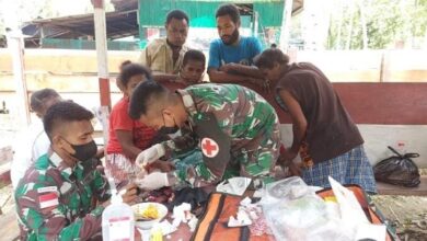Satgas TNI Bantu Obati Masyarakat di Pos Perbatasan RI-PNG