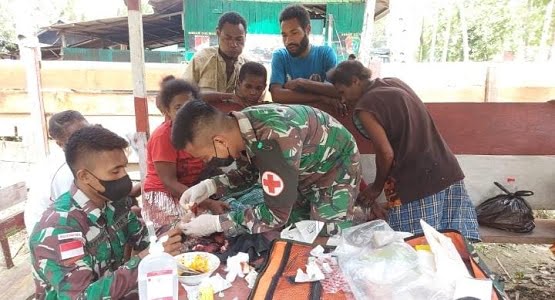 Satgas TNI Bantu Obati Masyarakat di Pos Perbatasan RI-PNG