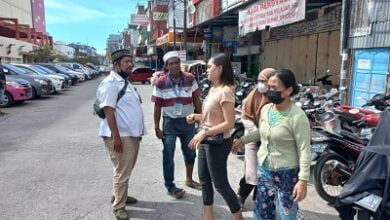 Cegah Kemacetan, Petugas Ketertiban Perumda Pasar Imbau Pedagang Pasar Sentral Taati Aturan