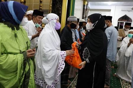 Wawali Makassar Bagikan 550 Paket Sembako ke Warga Biringkanaya