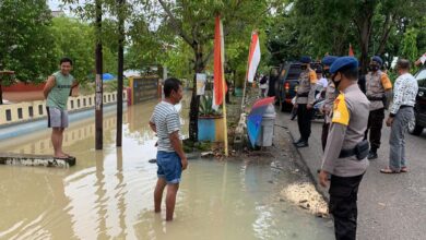 Brimob Bone Terjunkan Tim SAR Sisir Wilayah di Beberapa Desa Yang Terendam Banjir