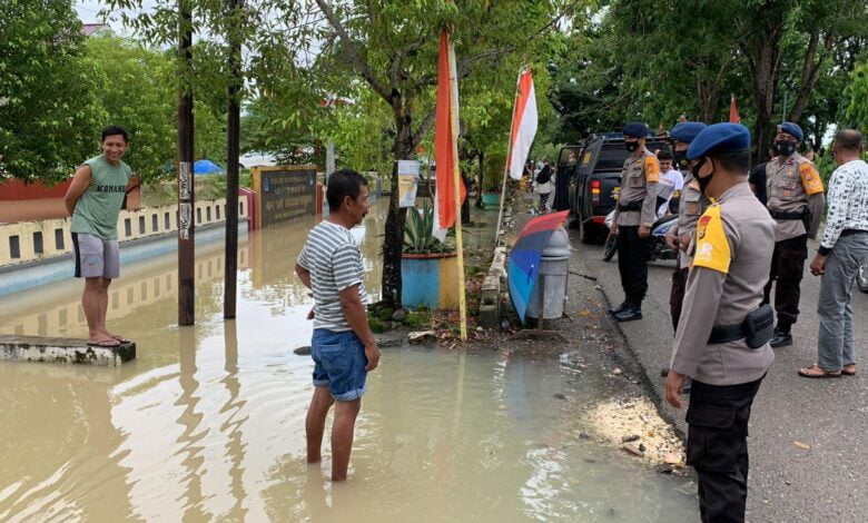 Brimob Bone Terjunkan Tim SAR Sisir Wilayah di Beberapa Desa Yang Terendam Banjir