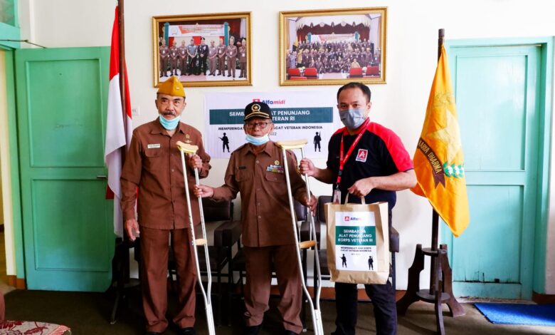 Peringati Hari Korps Cacat Veteran Indonesia Alfamidi Berikan Santunan Bagi Para Veteran