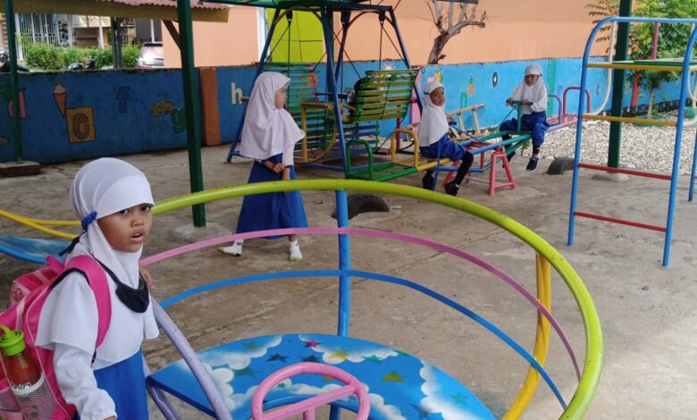 TK Makarti Memanfaatkan Bantuan PT CLM dalam Proses Belajar dan Bermain