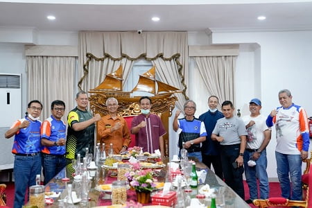Andi Sudirman Promosikan Wisata, Kuliner dan Budaya Sulsel ke Pembalap Legendaris Indonesia