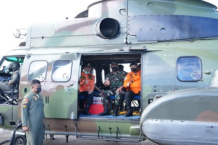 Gunakan Helikopter, Gubernur Pantau Pencarian KM Ladang Pertiwi di Perairan Pangkep