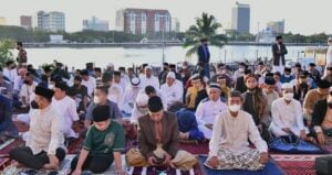 Gubernur Sulsel Salat Ied Bersama Warga di Pelataran Masjid Kubah 99 Asmaul Husna