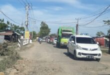 Pemerintah Provinsi Sulsel dalam hal ini Dinas Pekerjaan Umum dan Tata Ruang (PUTR) Sulsel dalam waktu dekat ini akan melakukan pengerjaan jalan poros Sidrap-Soppeng yang sedang rusak parah.